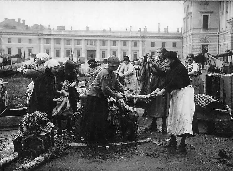 23 сентября 1924 года в Ленинграде произошло наводнение, из-за которого под угрозой оказались помещения Этнографического отдела Русского музея. Вода из пруда в парке стремительно хлынула в котловину, примыкающую к зданию, и затопила подвал. Почти сразу музейщики начали выносить вещи, которые развешивали на стойках, расстилали на траве, а потом переносили в сохранившееся залы и чердаки, однако окончательно освободить подвалы удалось только через пять дней

