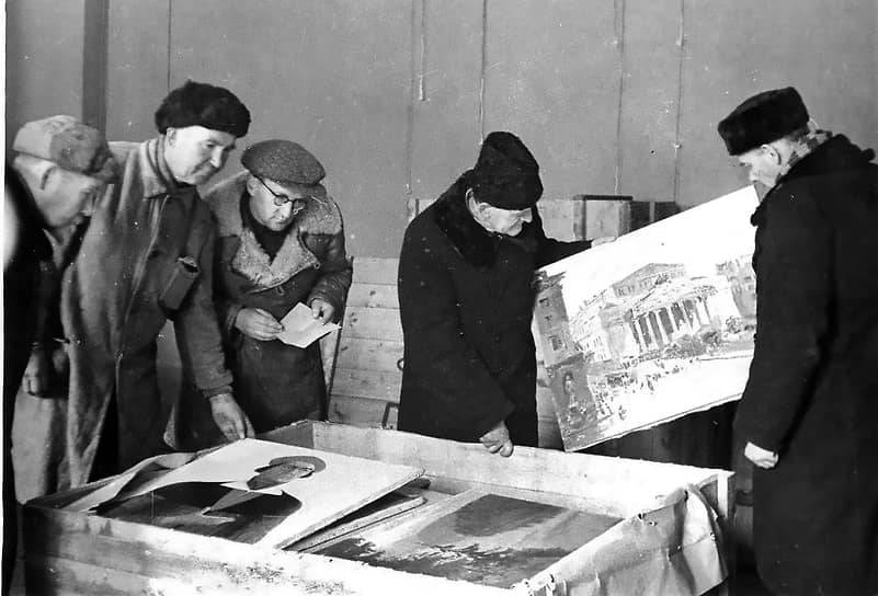 1946 год. Вскрывают ящики с картинами, возвращенными из эвакуации. В центре А. Н. Савинов, М. В. Фармаковский