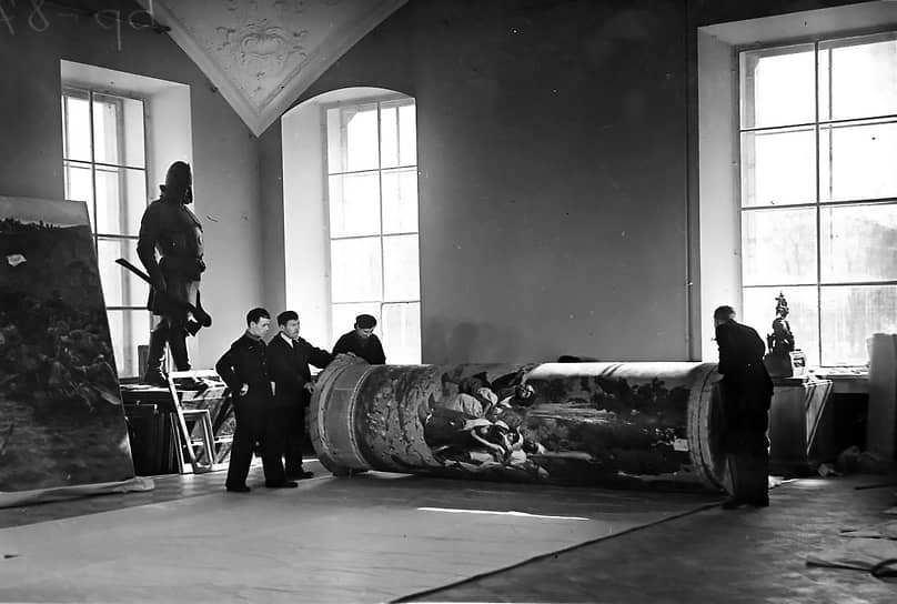 17 апреля 1946 года. В отреставрированных залах музея начата развеска картин знаменитых русских художников. Раскатка с вала картины В. Д. Поленова «Христос и грешница»
