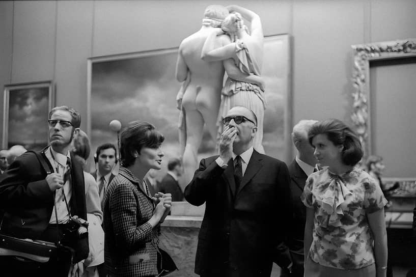 1967 год. Премьер-министр Франции Жорж Помпиду в Русском музее. В июле французский лидер посетил музей, его подпись до сих пор хранится в Книге почетных посетителей ГРМ
