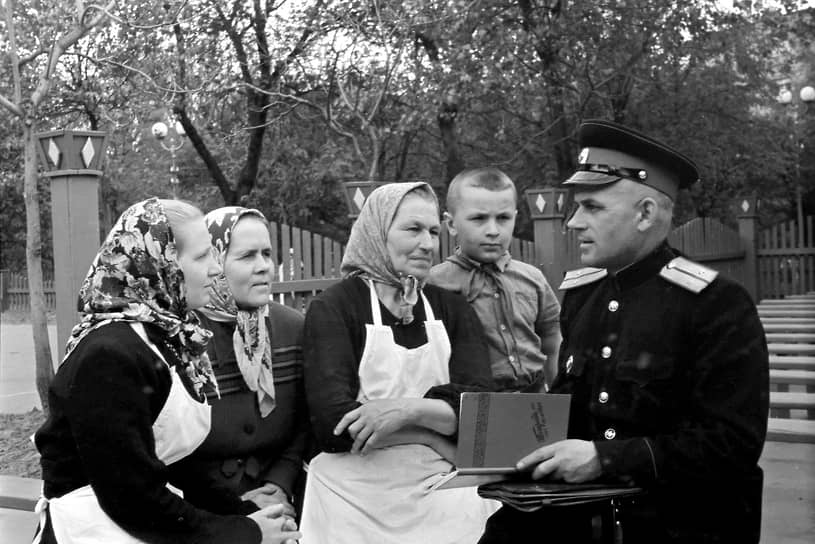 1956 год. Участковый беседует с дворниками о необходимости соблюдения паспортного режима