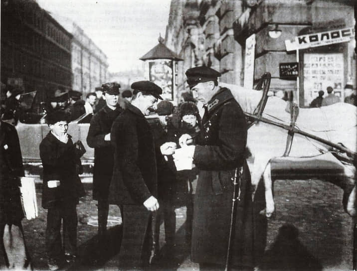 1924 год. Проверка документов у гражданина в Ленинграде