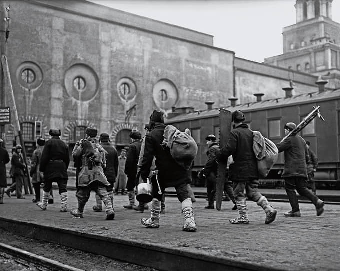1929 год. Крестьяне на перроне Казанского вокзала в Москве