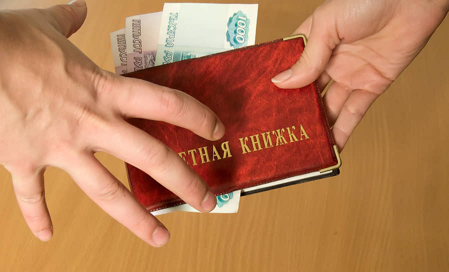 Учащиеся университета систематически платили преподавателям за успешную сдачу экзаменов разные суммы — от 10 до 80 тыс. рублей