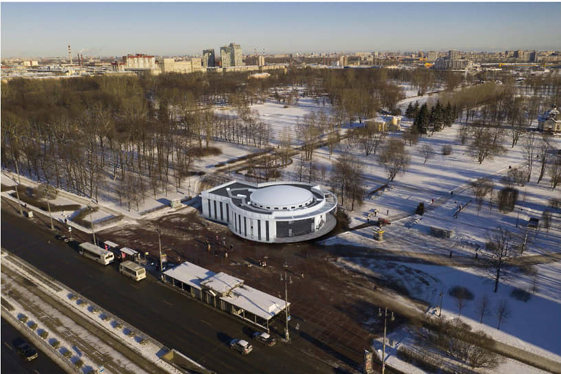 В здании спроектируют купол диаметром 18 метров, витражный фасад и мозаичные панно. Одно из панно на фасаде изобразит Георгия Победоносца, попирающего змея. Вторую картину Нарвских ворот установят над эскалаторами