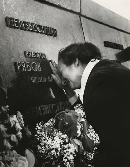 На День Победы в 1972 году из Москвы в Лугу на могилу сына-солдата, погибшего в 18 лет, приехала «одна старушка-мать», пишет в дневнике 9 мая сельский учитель, фронтовик Василий Савельев. «День Победы над фашистской Германией. Только с утра прохладно. Народу на митинг на братские могилы собралось мало. Возложение венков на братские могилы, а потом митинг за Волоком у обелиска партизанам. Несколько выступлений, а я прочитал свое стихотворение к 25-летию Победы и несколько слов воспоминаний. Видел — мать-москвичка плакала. Прошла 27-я годовщина Победы»,— гласит запись в тетрадях Василия Сергеевича. На фото: вдова у мемориала с именем мужа
