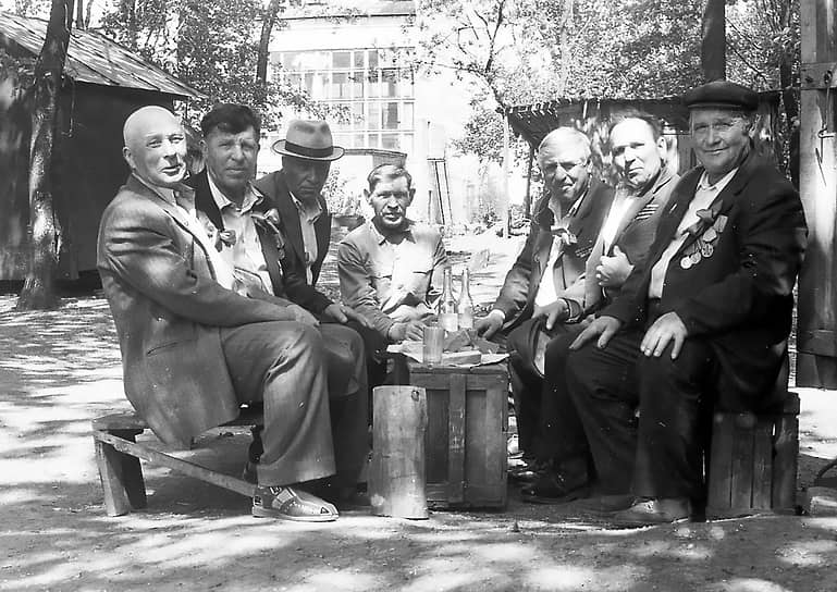 Ветераны войны, сохраняя традицию, встречаются у Большого театра. С друзьями в тот день встречается писатель и публицист Владимир Бушин, ушедший на фронт в 18 лет в 1942 году: «Во втором часу встретились, как всегда, у левого фонаря Большого театра. Xотели было поехать в Парк Горького, но потом решили — прямо к Якушевой. Она накрыла прекрасный стол, а мы привезли по бутылке коньяка, шампанского, водки и сухого. Xватило двух первых бутылок. Ну, конечно, все рады повидаться, поговорить. Собрались всего восемь человек. Выпили за Победу, за невернувшихся, за Сталина».  На фото: Ветераны после встречи с однополчанами 9 мая
