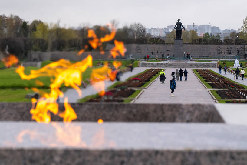 На Пискаревском мемориальном кладбище