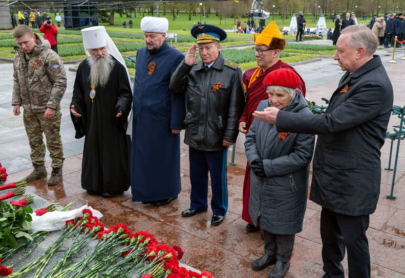 Ежегодная церемония возложения цветов и венков на Пискаревском кладбище в преддверии Дня Победы. Губернатор Санкт-Петербурга Александр Беглов (справа), митрополит Санкт-Петербургский и Ладожский Варсонофий (второй слева), председатель Духовного управления мусульман Санкт-Петербурга и Северо-Западного региона России, настоятель Санкт-Петербургской соборной мечети муфтий Равиль Панчеев (третий слева) и настоятель буддийского храма &quot;Дацан Гунзэчойнэй&quot; ширээтэ-лама Буда Бадмаев (третий справа)