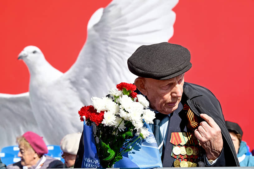 Ветеран на Дворцовой площади во время военного парада в 80-ю годовщину Победы