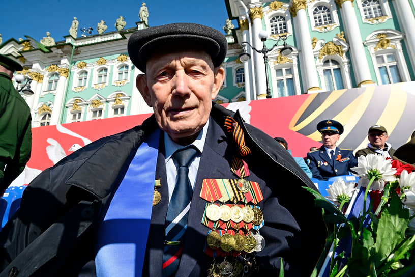Ветеран на Дворцовой площади во время парада, посвященного 80-й годовщине Победы