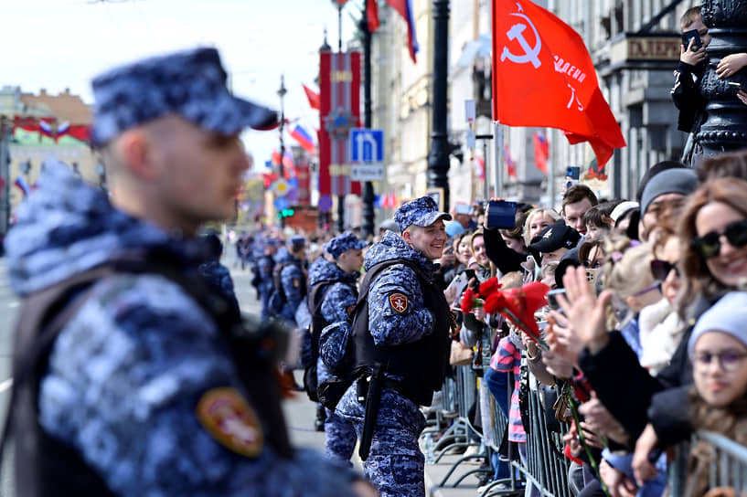 Зрители на акции «Бессмертный полк» на Невском проспекте