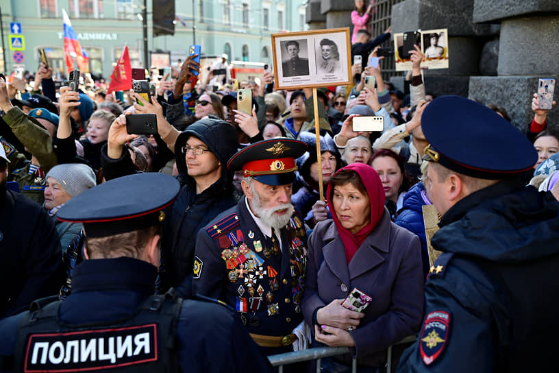 Зрители на акции «Бессмертный полк» на Невском проспекте