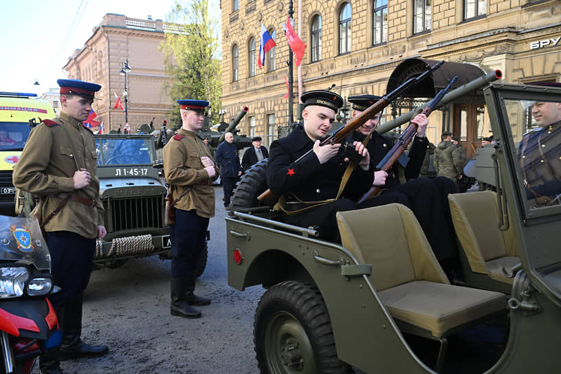 Участники военного парада, посвященного 80-й годовщине победы в Великой Отечественной войне, перед выездом на Дворцовую площадь