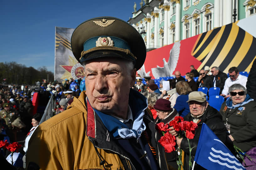 Зритель на Дворцовой площади во время военного парада, посвященного 80-й годовщине победы в Великой Отечественной войне