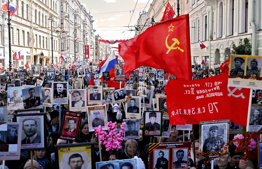 Участники акции «Бессмертный полк» на Невском проспекте