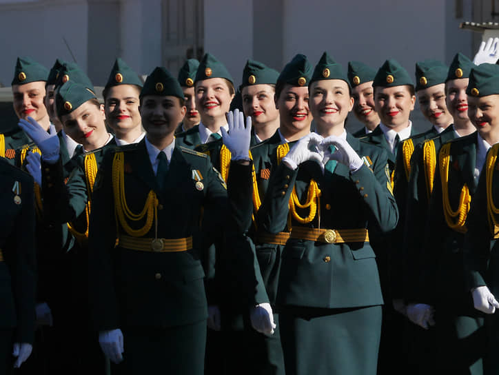 Участницы военного парада, посвященного 80-й годовщине победы в Великой Отечественной войне, на Дворцовой площади