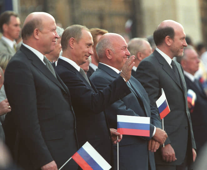 12 июня 2002 года. Вице-мэр Москвы Валерий Шанцев, президент России Владимир Путин, мэр Москвы Юрий Лужков и руководитель администрации президента России Александр Волошин на шествии представителей 89 регионов России по Тверской улице в честь праздника, получившего новое название — День России