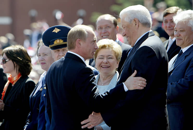 12 июня 2004 года. Президент России Владимир Путин и первый президент России Борис Ельцин с супругой Наиной на торжественных мероприятиях на Красной площади, посвященных Дню России