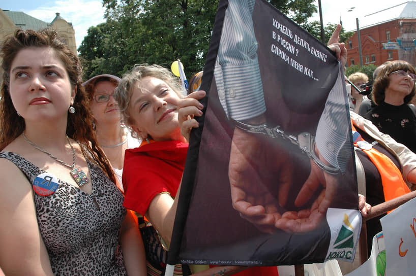 12 июня 2005 года. Митинг-концерт «против страха, в поддержку Михаила Ходорковского (с 2022 года включен в список иноагентов Министерства юстиции РФ) и всех политических заключенных» в сквере у Соловецкого камня на Лубянской площади