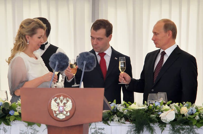 12 июня 2010 года. Слева направо: супруга президента России Светлана Медведева, президент России Дмитрий Медведев и председатель правительства России Владимир Путин на торжественном приеме по случаю празднования Дня России в Кремле