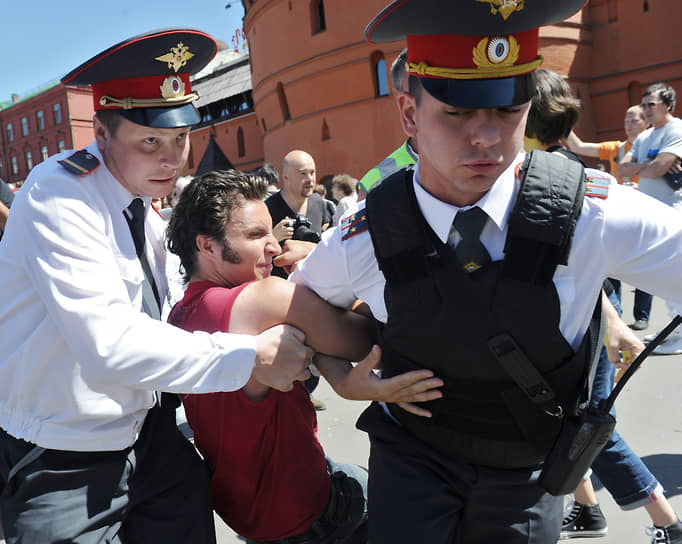 12 июня 2011 года. Москва. Сотрудники полиции задерживают участника акции «День гнева» у памятника Карлу Марксу на Театральной площади