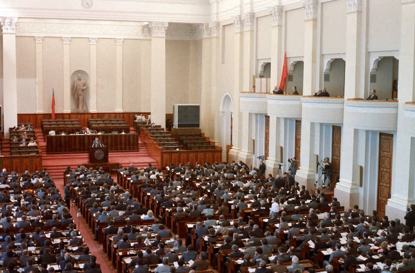 Декларация о государственном суверенитете РСФСР была принята 12 июня 1990 года на I Съезде народных депутатов РСФСР почти единогласно: из тысячи проголосовавших против было всего трое. Как считали ельцинские сторонники, РСФСР находилась в ущемленном положении. В связи с этим декларация утверждала приоритет законов РСФСР над законодательными актами СССР, равноправие новых политических сил с уже существующими, обязательство государства проводить референдум об изменении территорий РСФСР, а также расширение прав автономных регионов в составе РСФСР. Декларация стала основой для новой Конституции РСФСР, Союзного договора и республиканского законодательства