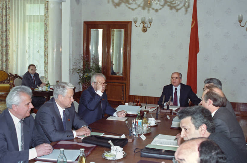 В апреле 1991 года Михаил Горбачев начал переговоры с руководством республик о заключении нового Союзного договора, который ознаменовал бы создание нового государства. Процесс стартовал в резиденции Горбачева в Ново-Огарево, где представителями девяти из 15 союзных республик были подписаны заявления о стабилизации обстановки в стране. В нем была прописана необходимость создать новую конституцию обновленного Союза. Это стало началом новоогаревского процесса — попытки формирования государства, в составе которого останутся республики, не относящиеся к РСФСР, то есть попыткой практически сохранить СССР, но под иным названием и с иными условиями
