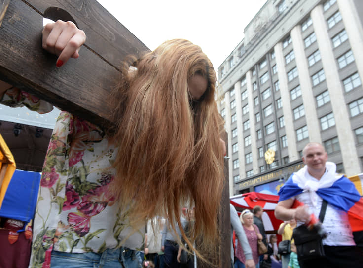 12 июня 2017 года. Москва. Участники театрализованного представления «Времена и эпохи» в честь Дня России на Тверской улице