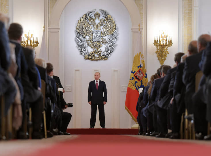 12 июня, согласно Трудовому кодексу, выходной день. Президент в Кремле вручает Государственные премии РФ за достижения в науке, искусстве и производстве, а также медали «Героя труда РФ». В регионах власти проводят многочисленные культурные, массовые и патриотические мероприятия