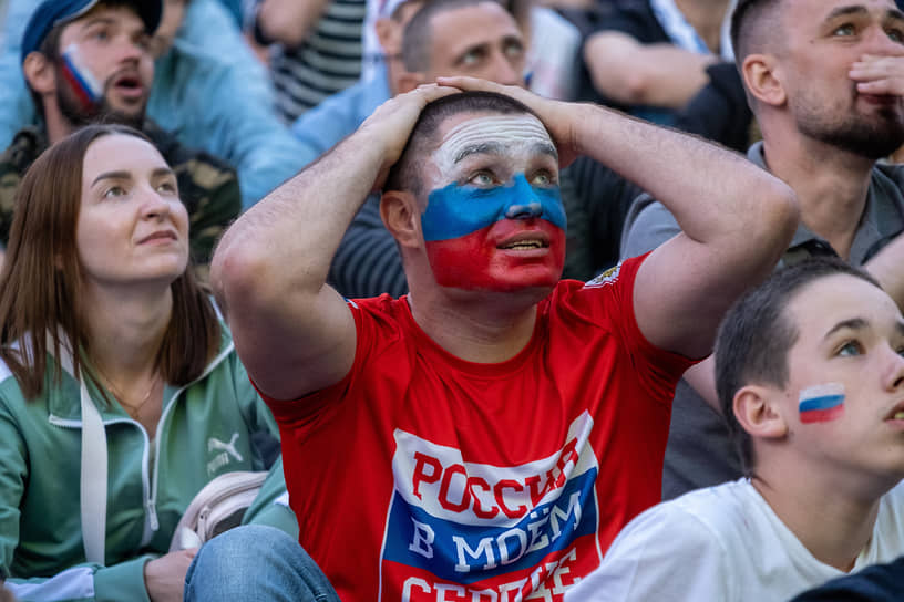 12 июня 2020 года. День России совпал с проведением Чемпионата Европы по футболу. Болельщики наблюдают за матчем сборных России и Бельгии в фан-зоне на Конюшенной площади в Санкт-Петербурге