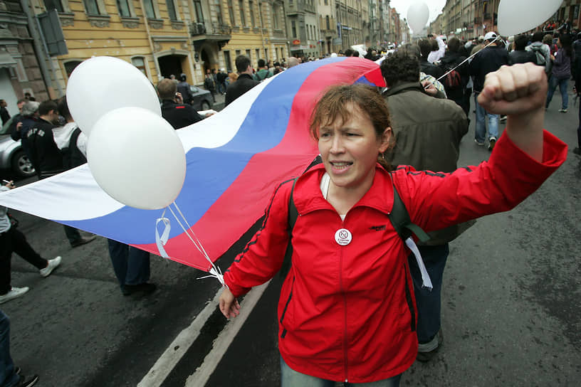 12 июня 2012 года. Санкт-Петербург. Сторонники оппозиции идут маршем от БКЗ «Октябрьский» на Конюшенную площадь