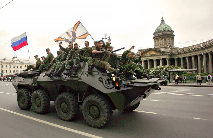 12 июня 2012 года. Санкт-Петербург. Проезд военной техники по Невскому проспекту в честь празднования Дня России