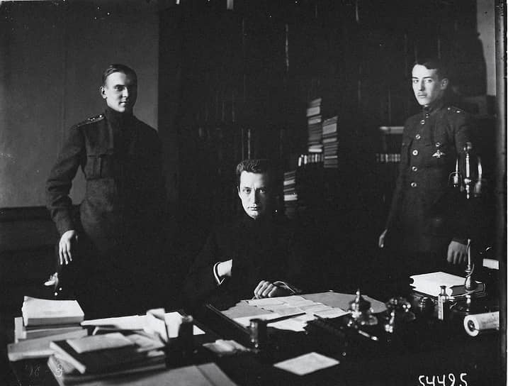 Глава Временного правительства (министр-председатель) гражданин Александр Керенский с товарищами помощниками в 1917 году