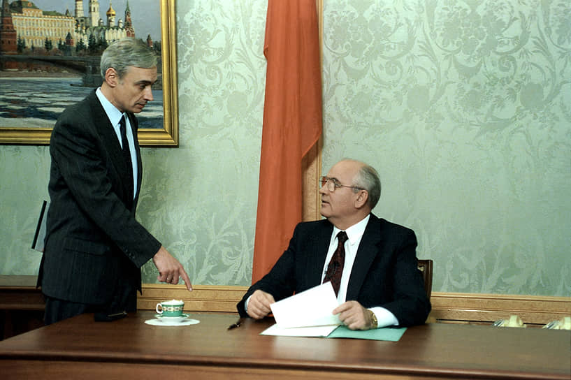 Товарищ президент Михаил Горбачев перед телевизионной записью заявления о своей отставке