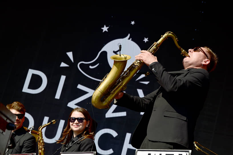 Выступление группы Dizzy dutch duck &amp; jazz philharmonic orchestra