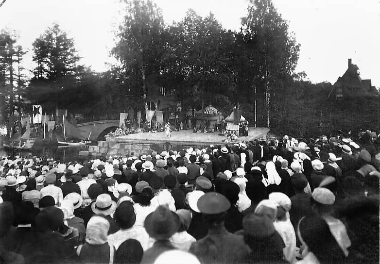 20 июня 1920 года. Спектакль на открытом воздухе в день открытия домов отдыха на «острове Трудящихся»