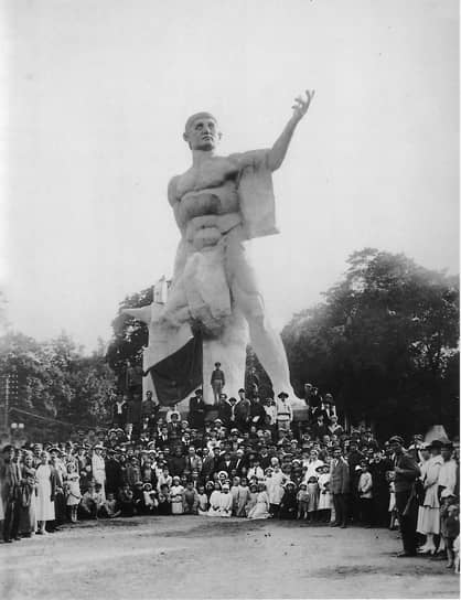 20 июня 1920 года. Открытие памятника «Освобожденному труду» в день открытия домов отдыха на «острове Трудящихся»