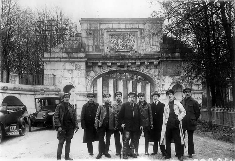1922 год. Группа отдыхающих у въезда на «остров Трудящихся»
