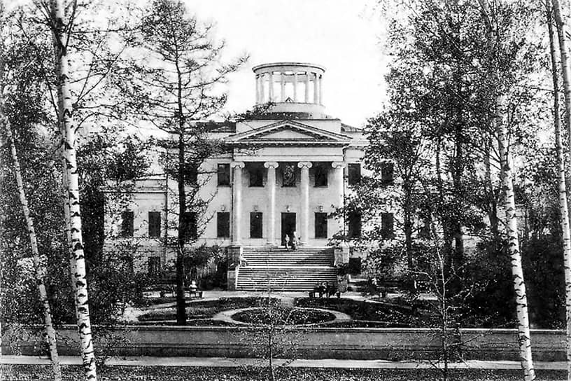 1930-е годы. «Остров Трудящихся». Центральный клуб домов отдыха. Бывший особняк инженера Сергея Чаева