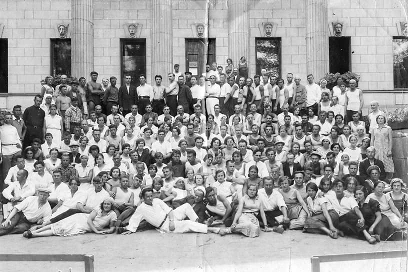 1933 год. Отдыхающие возле клуба дома отдыха №4