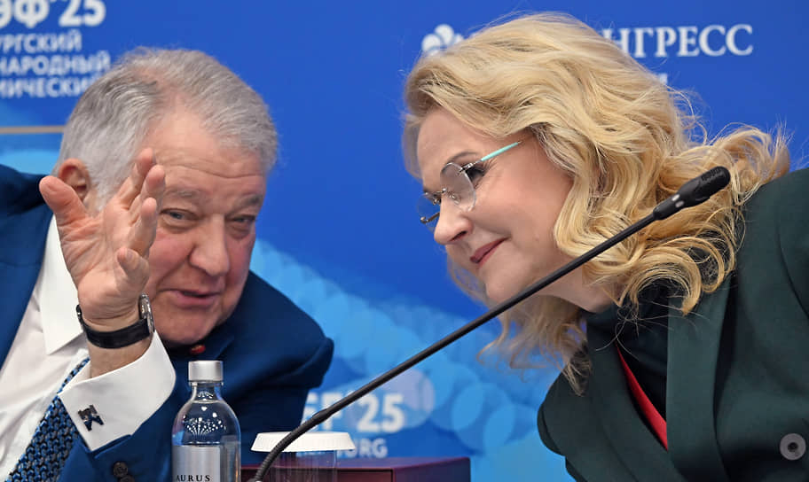 Президент Национального исследовательского центра (НИЦ) &quot;Курчатовский институт&quot; Михаил Ковальчук (слева) и заместитель председателя правительства России Татьяна Голикова (справа) на сессии «Здоровое долголетие без компромиссов»