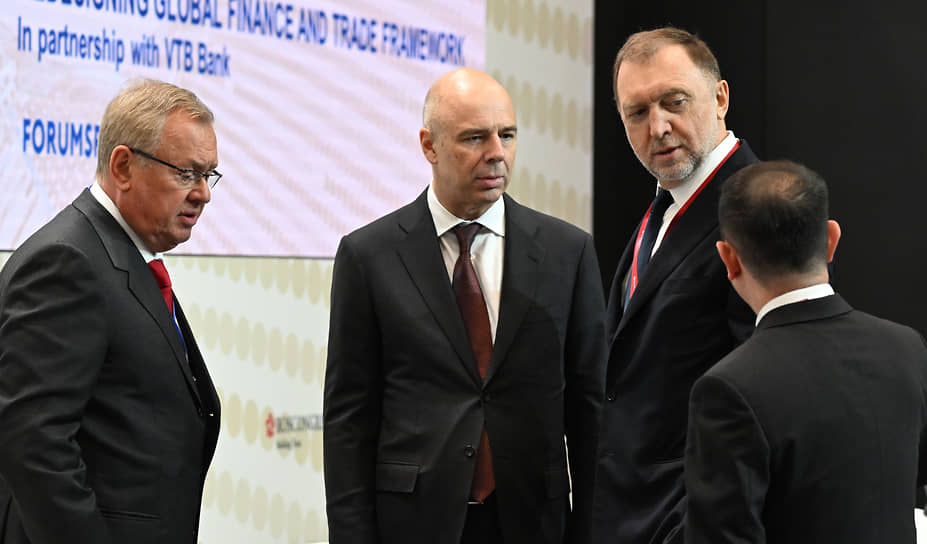Президент, председатель правления ПАО &quot;Банк ВТБ&quot; Андрей Костин (слева), министр финансов России Антон Силуанов (второй слева) и российский предприниматель, председатель наблюдательного совета и основатель компании «Базовый элемент» Олег Дерипаска (второй справа)