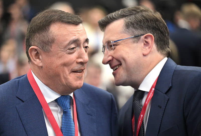 Губернатор Сахалинской области Валерий Лимаренко (слева) и губернатор Нижегородской области Глеб Никитин на сессии «Деловой климат России. Национальная модель и региональные возможности»