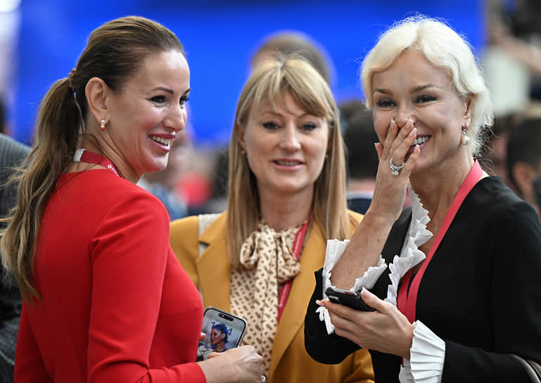 Первый заместитель председателя комитета Государственной думы России по международным делам Светлана Журова (в центре) 