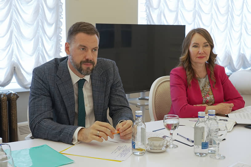 Вице-губернатор Алексей Корабельников и председатель комитета финансов Светлана Енилина