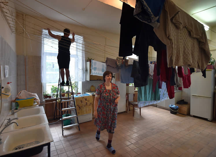 На начало марта 2024 года в городе все еще оставалось 60 тыс. коммунальных квартир. При текущих темпах расселения (вероятно, что в этом году темп снизится) на расселения такого объема коммуналок уйдет почти 60 лет 