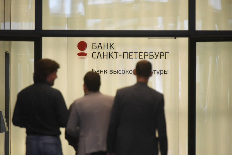 Средства клиентов в январе — июне выросли на 4,8% до 745,7 млрд рублей. Собственный капитал банка достиг 202,1 млрд рублей (рост на 2%), а основной капитал — 169,4 млрд рублей (падение на 8,3%)