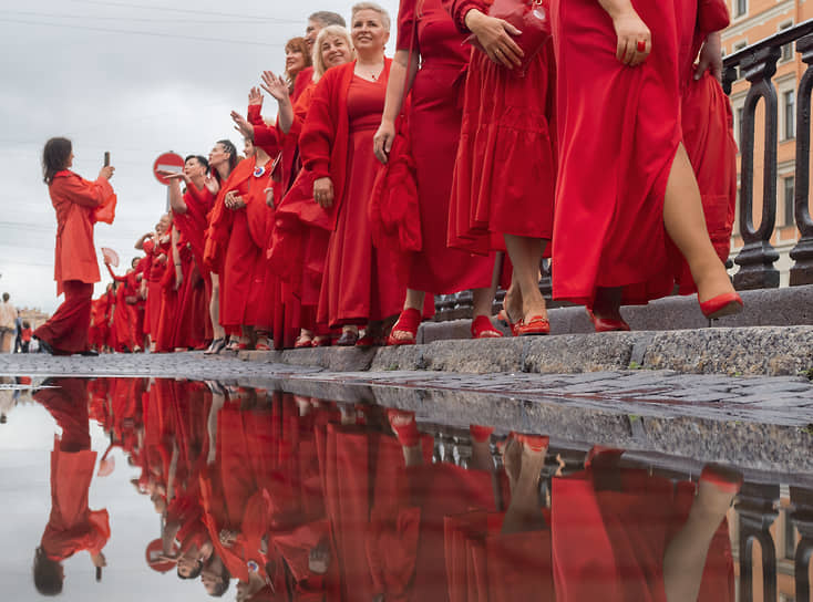 Участницы акции «Проект в красных платьях» на набережной канала Грибоедова