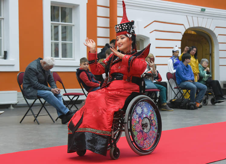 Финал десятого конкурса-фестиваля «Невская краса» среди девушек и женщин, передвигающихся на инвалидных колясках, на территории Петропавловской крепости